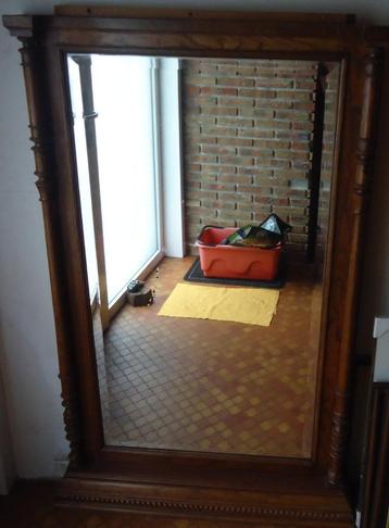 Grote antieken houten spiegel beschikbaar voor biedingen