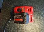 Milwaukee M18B5 batterij en M12-18fc oplader, Ophalen of Verzenden, Zo goed als nieuw