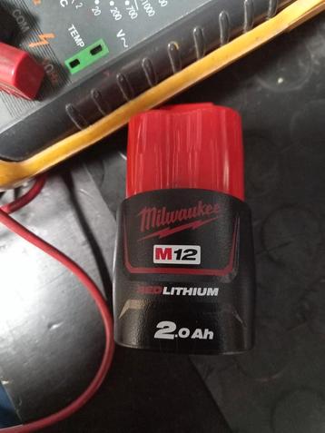 Milwaukee 12volt 2Ah liion batterij beschikbaar voor biedingen