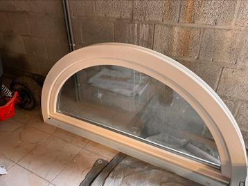 Nieuw halvemaanframe in pvc  beschikbaar voor biedingen