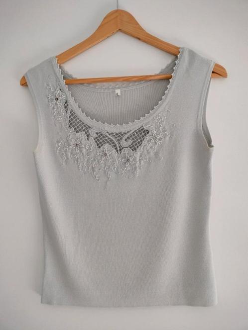 Licht grijs topje met pareltjes en steentjes. Gehaakt stukje, Kleding | Dames, Topjes, Zo goed als nieuw, Maat 38/40 (M), Grijs