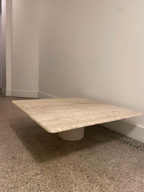 Salontafel in travertijn, Angelo Mangiarotti, Italië, jaren, Huis en Inrichting, Tafels | Salontafels, Zo goed als nieuw, Rond