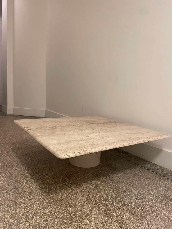 Salontafel in travertijn, Angelo Mangiarotti, Italië, jaren, Huis en Inrichting, Tafels | Salontafels, Zo goed als nieuw, Rond