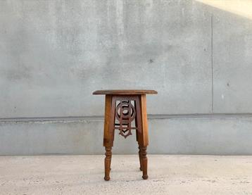 Houten krukje beschikbaar voor biedingen