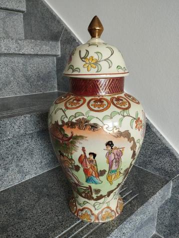 Chinese vaas met deksel  beschikbaar voor biedingen