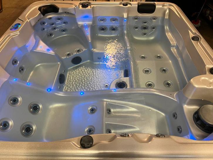 Jacuzzi 5 personen, Tuin en Terras, Bubbelbaden en Hottubs, Zo goed als nieuw, Vast, Afdekzeil, Filter, Pomp, Ophalen