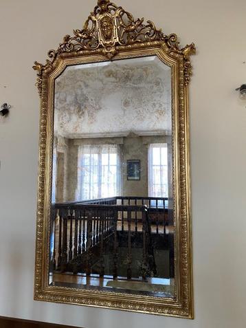 Decoratieve spiegel beschikbaar voor biedingen