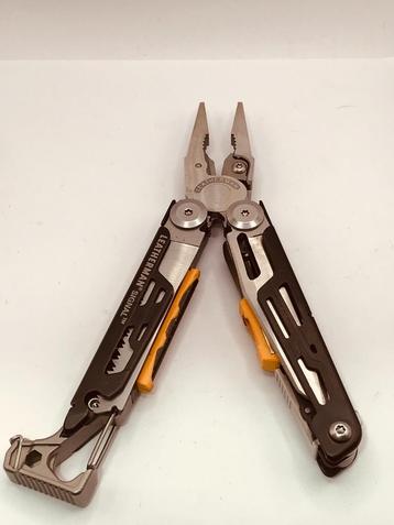Leatherman Signal Black/Silver Multitool  19 useful tools Us beschikbaar voor biedingen