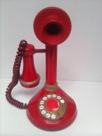 Oude rode telefoon met apart spraak- en hoorelement