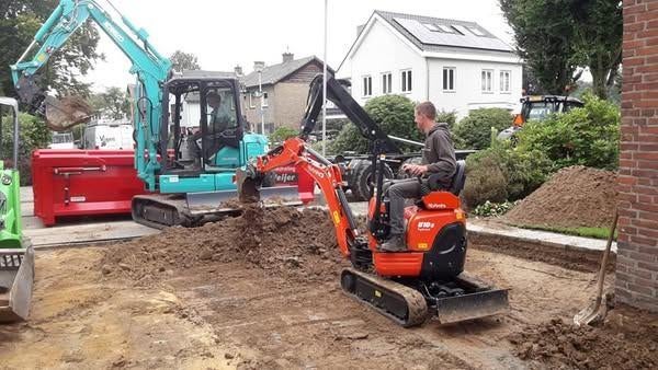 Minigraver met machinist, Tuin en Terras, Overige Tuin en Terras, Zo goed als nieuw, Ophalen