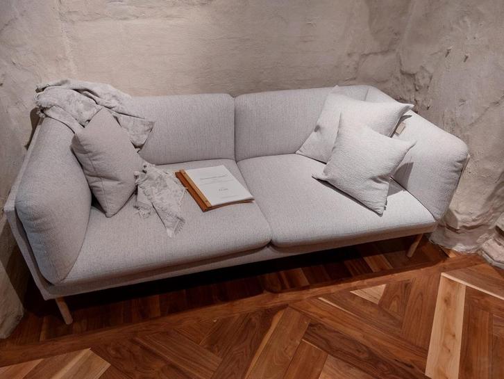 BOLIA design zetel 2-zit nieuwstaat (aankoop 2023), Huis en Inrichting, Zetels | Zetels, Zo goed als nieuw, Rechte bank, Tweepersoons