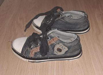 Schoentjes in jeans beschikbaar voor biedingen