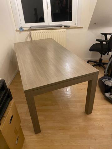 Eettafel  beschikbaar voor biedingen