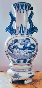 Grote Chinese Porseleinen vaas met Draken en sokkel., Antiek en Kunst, Ophalen of Verzenden