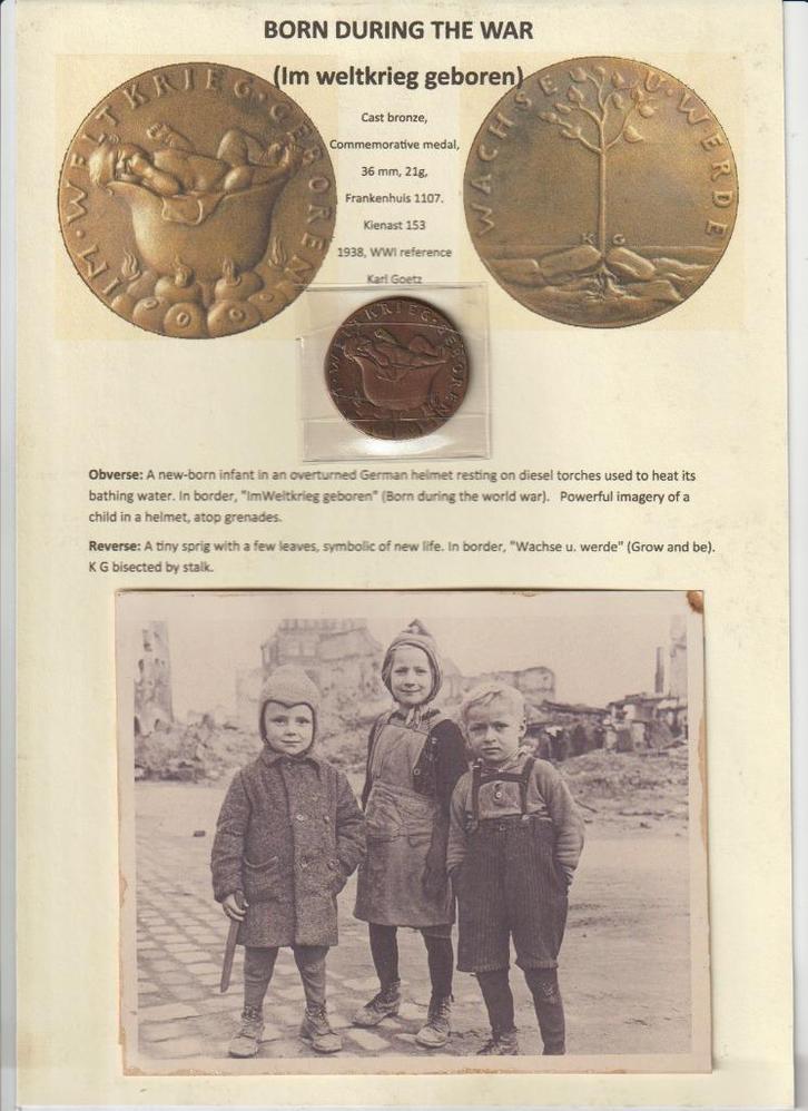Satirische medaille 'Im Weltkrieg geboren',  Goetz, Verzamelen, Militaria | Tweede Wereldoorlog, Overige soorten, Embleem of Badge