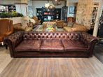 Stoere XL industriële Chesterfield 4 zits bank Donker bruin, Antiek en Kunst, Ophalen of Verzenden