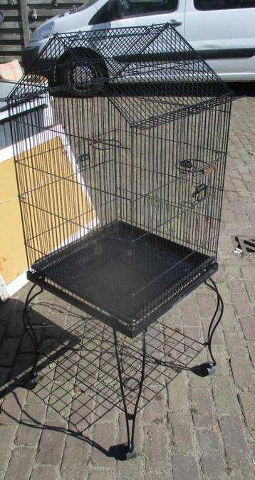 zeer grote Vogelkooi op wieltjes in 2 delen beschikbaar voor biedingen