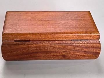 Mooi houten kistje beschikbaar voor biedingen