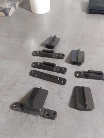 Set van vier veiligheidssloten voor deuren of kozijnen beschikbaar voor biedingen