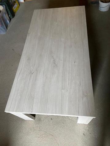 Houten salontafeltje beschikbaar voor biedingen