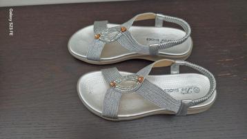 Nieuwe sandalen, mt 38 beschikbaar voor biedingen