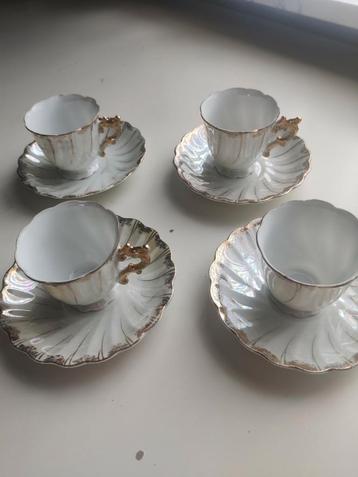 4 zeer kleine kopjes en onderzetters beschikbaar voor biedingen