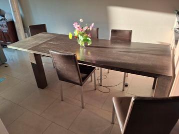 Gratis ophalen grote tafel met stoelen beschikbaar voor biedingen