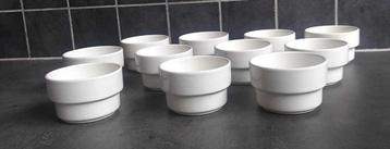 kleine witte potjes beschikbaar voor biedingen
