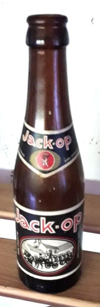 Donkerbruin flesje met originee etiketten "Jack-Op" beschikbaar voor biedingen