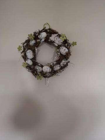 Krans hout gevlochten met eitjes  beschikbaar voor biedingen