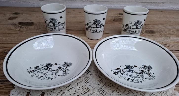 Kinderbordjes + bekertjes, kinderen, paraplu's, appelboom, Antiek en Kunst, Curiosa en Brocante, Ophalen of Verzenden