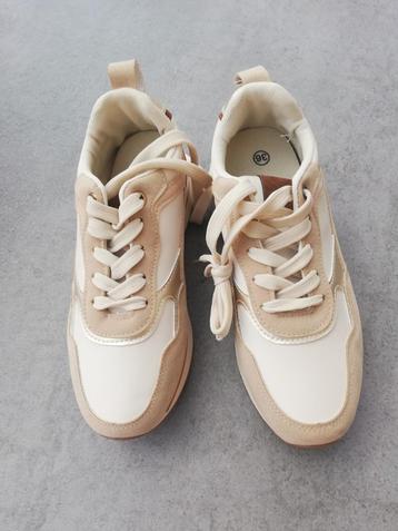 Baskets femme 36 neuves aspect nubuck.  beschikbaar voor biedingen