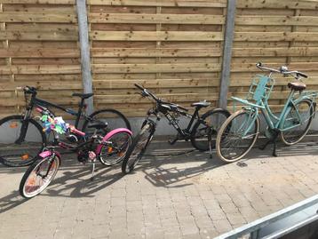 2 jongens en 2 meisjes fietsen. beschikbaar voor biedingen