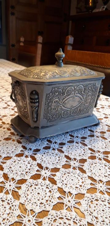 Zilveren pot beschikbaar voor biedingen