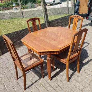 8 hoekige oude eiken tafel met 4 bijpassende stoelen  beschikbaar voor biedingen