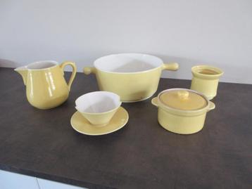 Deel van servies Villeroy & Boch kleur geel diverse stukken beschikbaar voor biedingen