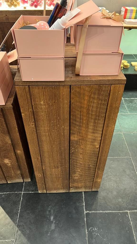 Robuust donker houten dressoir kast, Huis en Inrichting, Woonaccessoires | Zuilen en Pilaren, Zo goed als nieuw, Ophalen