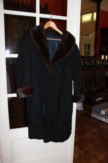 Astrakan mantel - jaren 50 met  bontkraag en leren afwerking beschikbaar voor biedingen