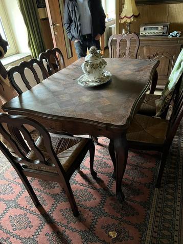 Houten tafel + bijpassende stoelen beschikbaar voor biedingen