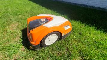 Tondeuse à gazon robotisée Stihl, Enlèvement, Comme neuf, 20 à 25 cm, Stihl