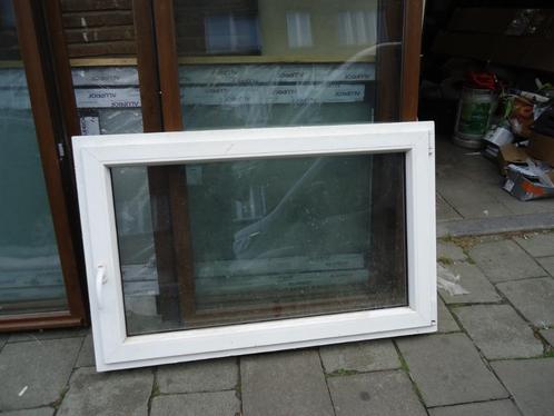 Een PVC-raamkozijn met dubbele beglazing in zeer goede staat, Doe-het-zelf en Bouw, Glas en Ramen, Gebruikt, Dubbelglas, Ophalen