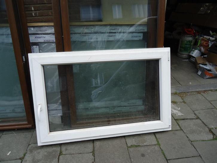 Een PVC-raamkozijn met dubbele beglazing in zeer goede staat, Doe-het-zelf en Bouw, Glas en Ramen, Gebruikt, Dubbelglas, Ophalen