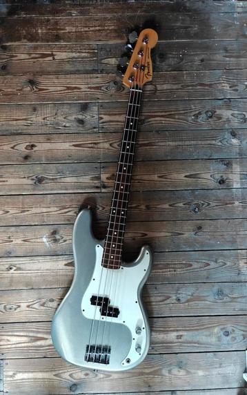 Fender Precision bass + koffer beschikbaar voor biedingen