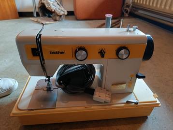 Retro naaimachine in draagkoffer beschikbaar voor biedingen