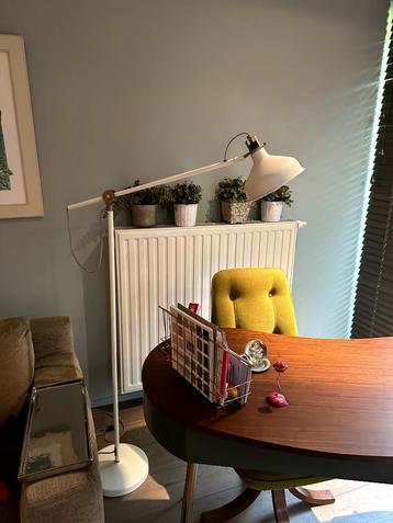 Elegante witte vloerlamp beschikbaar voor biedingen