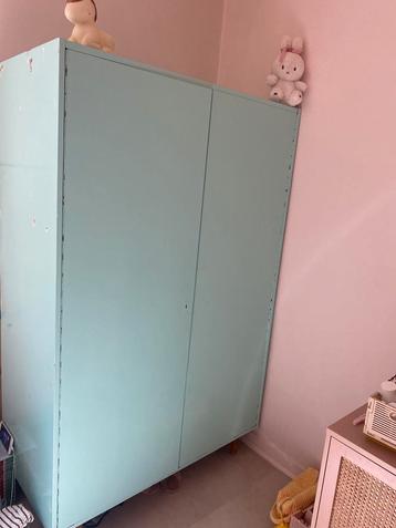 Houten kast beschikbaar voor biedingen