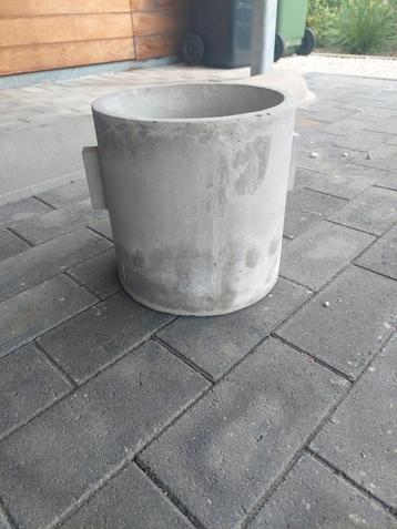 Stenen bloemenpot  beschikbaar voor biedingen