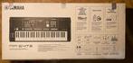 Yamaha PSR-E473 en Stagg Keyboard stand, Neuf, 61 touches, Enlèvement ou Envoi, Connexion MIDI
