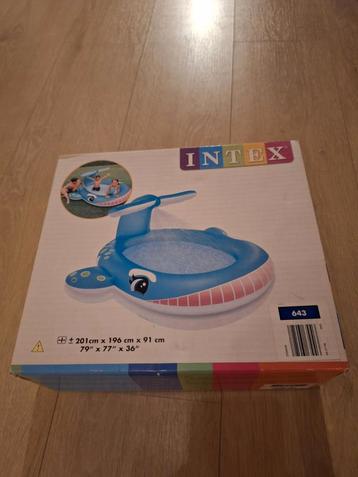 Kinderbadje met sproeier beschikbaar voor biedingen