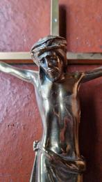 Crucifix en cuivre massif avec des détails magnifiquement ex, Enlèvement ou Envoi